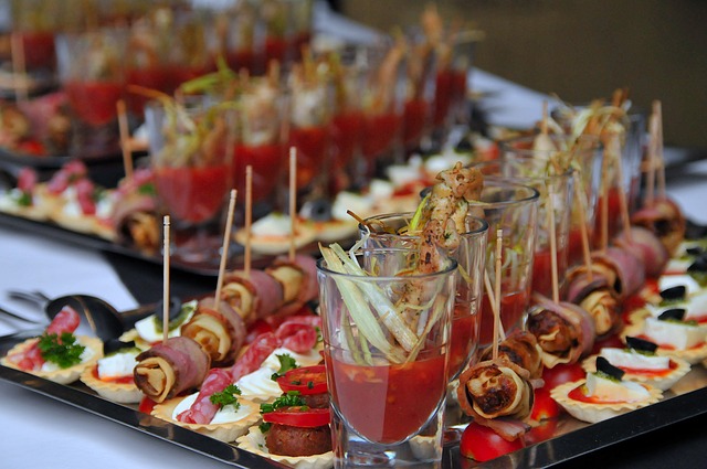 Tapas du traiteur : canapés salés et pièces de cocktail Tapas du traiteur : canapés salés et pièces de cocktail